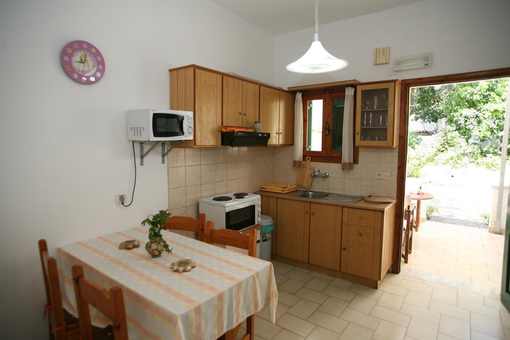 Alex-Giannis Apartments, Barbati Room photo